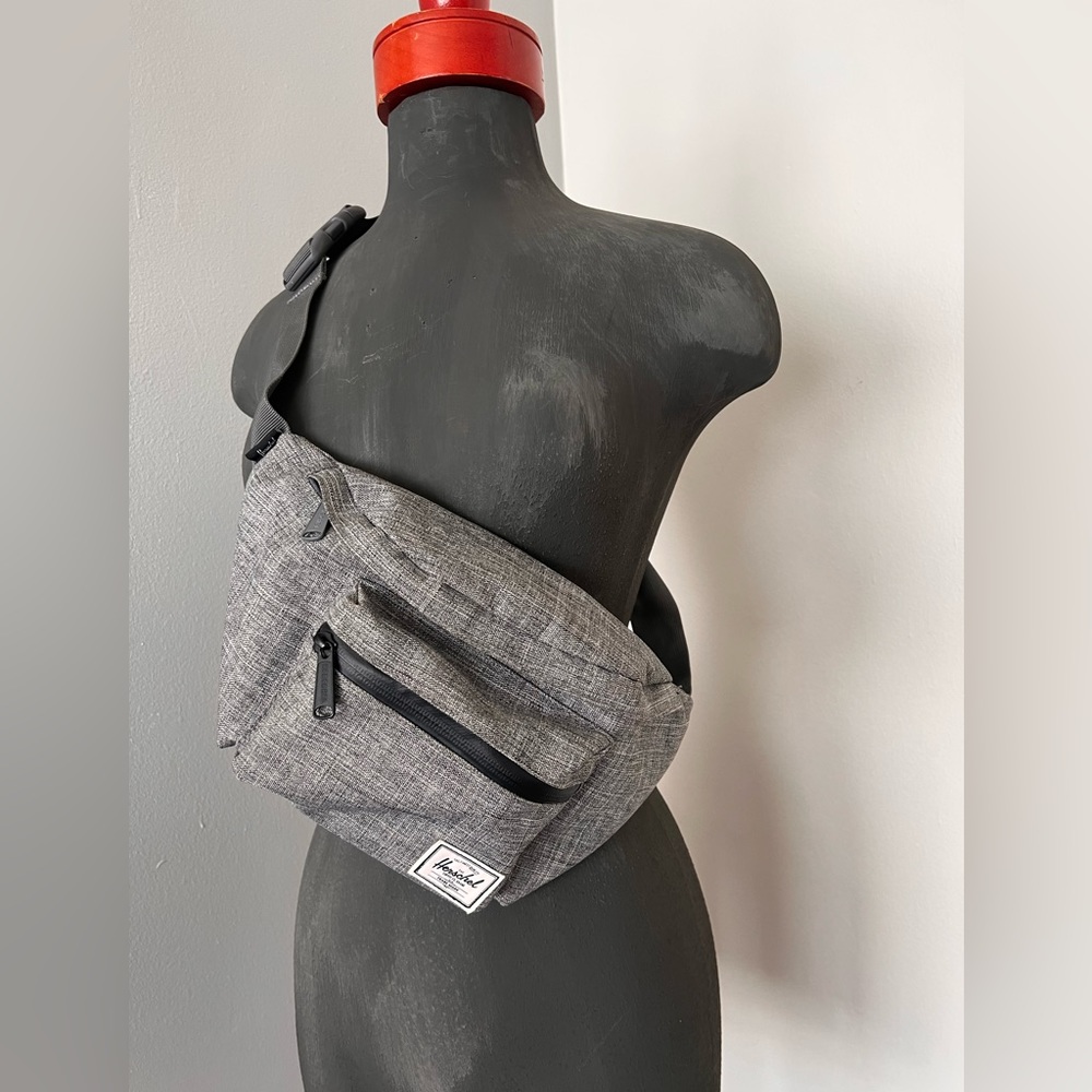 EUC Hershel Grey Classic Hip Pack